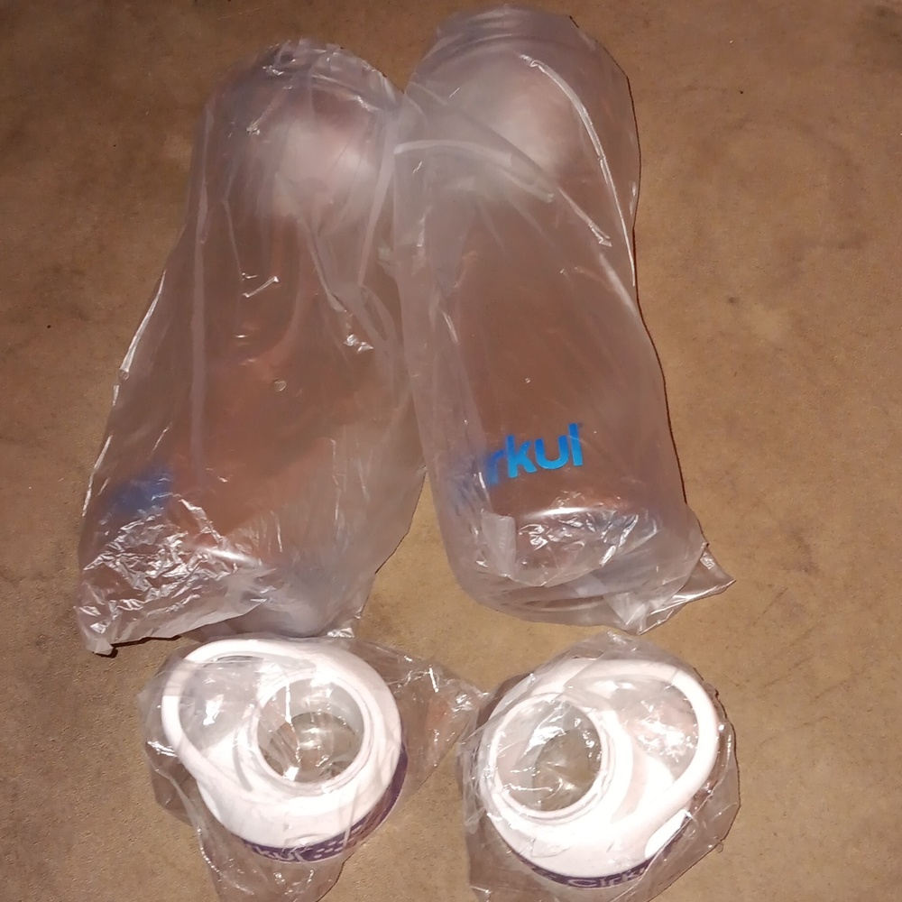 2 cirkul 20oz bottles with lids